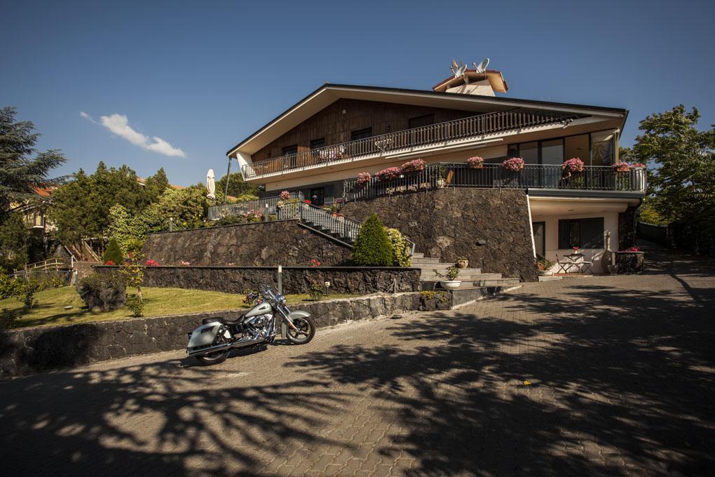 ニコロージ Etna Hut Bed & Breakfast エクステリア 写真