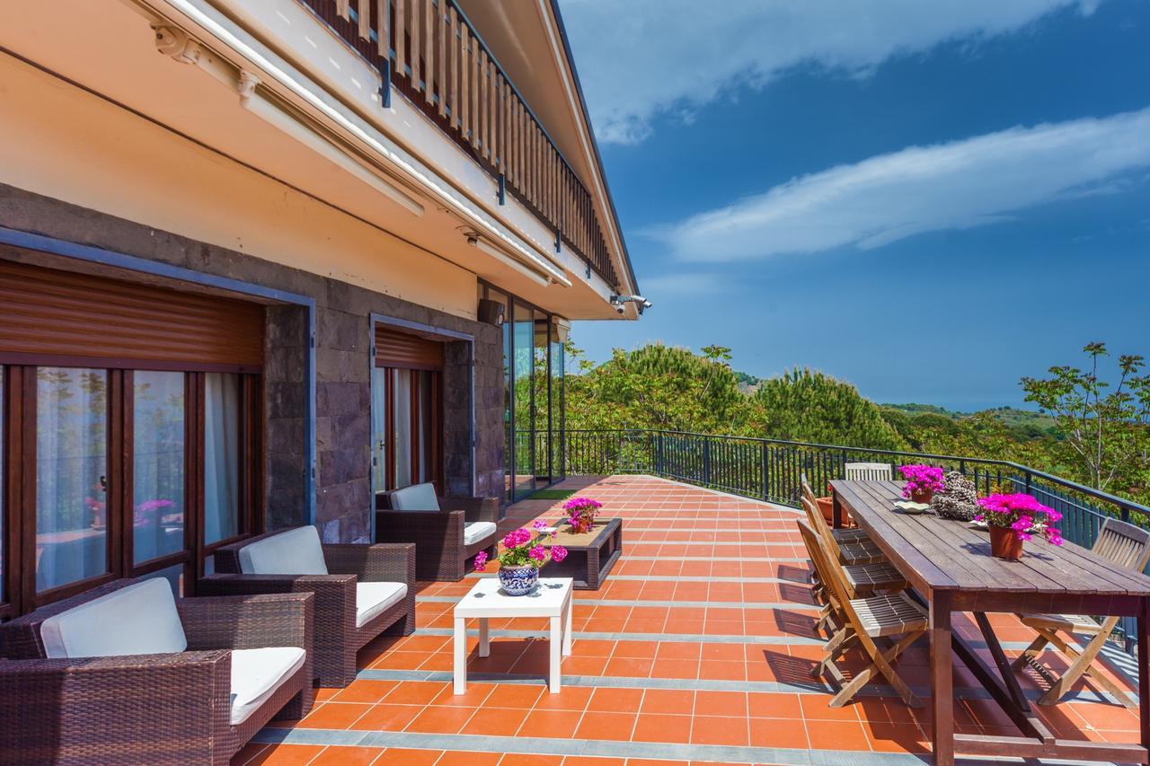 ニコロージ Etna Hut Bed & Breakfast エクステリア 写真